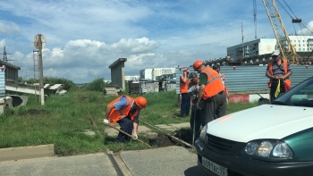 Новости » Общество: На ж/д переезде в районе Нижнего Солнечного идут работы, образовалась тянучка