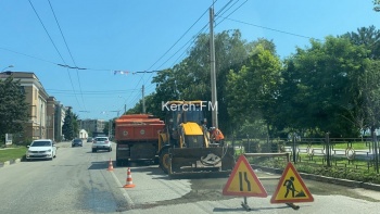 Новости » Общество: На Свердлова в Керчи устраняют прорыв водовода