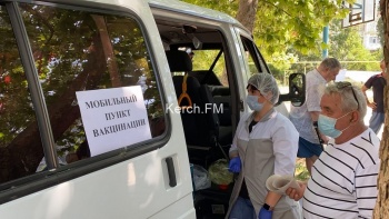 Новости » Общество: В Керчи на Ворошилова проводят выездную вакцинацию