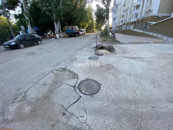 Новости » Общество: В Керчи на улице Комарова просела дорога