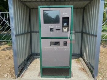 Новости » Общество: В Керчи на территории парковки Дворца Пионеров появился парковочный терминал