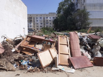 Новости » Общество: Свалка в каждом дворе: керчане засыпали редакцию жалобами о мусоре