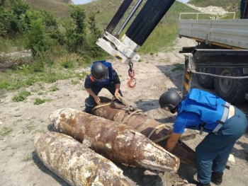 Новости » Общество: Спасатели обезвредили более  500 взрывоопасных предметов, найденных в крепости Керчь