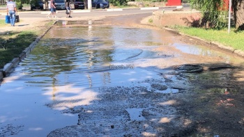 Новости » Общество: Дороги Керчи заливает чистой водой, водоканал бездействует