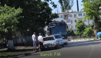 Новости » Криминал и ЧП: На Адмиралтейском в Керчи произошло ДТП