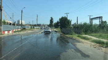 Новости » Общество: В Керчи дорога на АТП залита водой