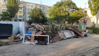Новости » Общество: Свалку, образовавшуюся после потопа у домов керчан, некому убрать