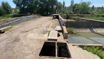 Новости » Общество: В Керчи ждут пока пострадают люди? До ямы на мосту через Мелек-Чесме никому нет дела