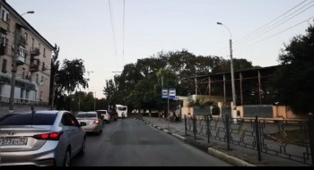 Новости » Общество: Вечерами центр города замирает в пробках из-за бесконечных пешеходов