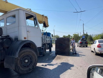 Новости » Криминал и ЧП: На КУОРовском кольце с грузовика на дорогу выпал ящик