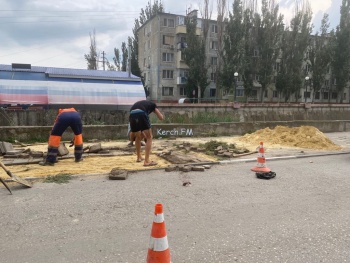 Новости » Общество: На Еременко начали восстанавливать тротуар