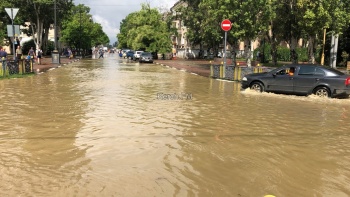 Новости » Общество: Ситуация в центре Керчи на 10.30 часов: вода с дорог не уходит