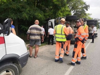 Новости » Общество: В пятницу на старой Керченской трассе перевернулся грузовик