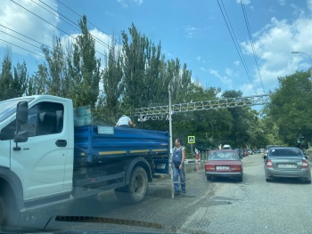 Новости » Общество: Оперативно: на Кирова засыпали асфальтной крошкой огромные ямы