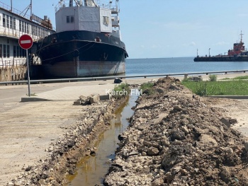 Новости » Общество: На морвокзале Керчи начали обустраивать вспомогательный ливневый водоотвод