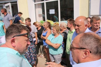 Новости » Общество: С затопленной Пролетарской откачивают воду