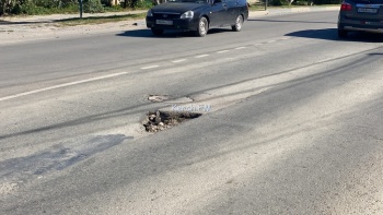 Новости » Общество: Водители внимательнее! На Чкалова в Керчи на дороге образовалась огромная яма