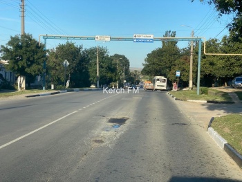 Новости » Общество: В Керчи на Чкалова  и Пирогова провели ямочный ремонт