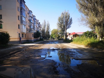 Новости » Общество: На Льва Толстого дорогу заливает канализация