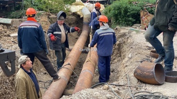 Новости » Общество: В Керчи на Генерала Петрова проводят замену труб теплотрассы