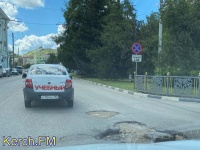 Новости » Общество: Асфальтной крошки хватило до первого дождя: яма на Кирова вернулась в строй