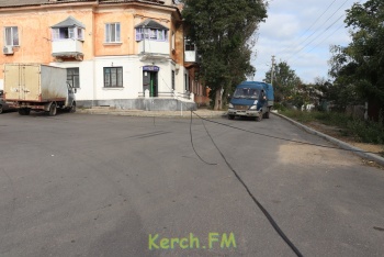 Новости » Общество: Водители, осторожно! На Колхозной в Керчи связисты развесили кабельные гирлянды