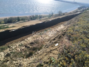 Новости » Общество: Подпорную стену на склоне в Аршинцево начали засыпать грунтом