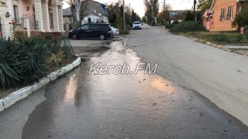 Новости » Коммуналка: На Зябрева второй день чистая вода течет напором к морю