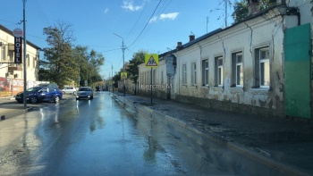 Новости » Общество: Улицу Чкалова в Керчи залила чистая вода