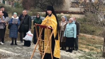 Новости » Общество: На старом кладбище на склоне горы Митридат прошла панихида по покоящимся