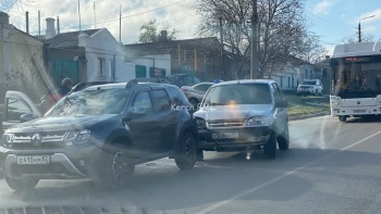 Новости » Криминал и ЧП: На Чкалова столкнулись «Renault» и «Chevrolet»