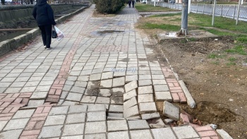 Новости » Общество: Не пролежала и месяца: плитка на Вокзальном шоссе провалилась