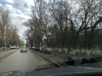 Новости » Общество: Бюджетники в Керчи вновь вышли наводить порядки на улицах города