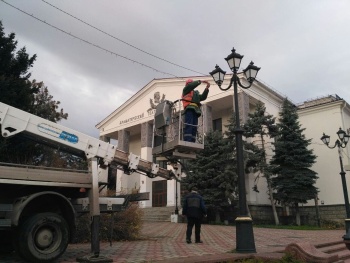 Новости » Общество: Опоры освещения в центре Керчи украшают праздничной иллюминацией