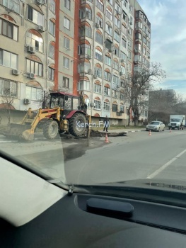 Новости » Общество: На Кирова водоканал устраняет порыв водовода