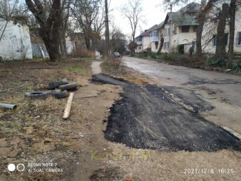 Новости » Общество: Нанотрындец: водоканал заасфальтировал после себя дорогу в Керчи