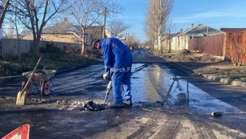 Новости » Общество: В Керчи на Жени Дудник укладывают второй слой асфальта