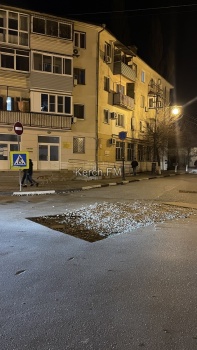 Новости » Общество: Керчане боятся, что яма на Советской может спровоцировать ДТП