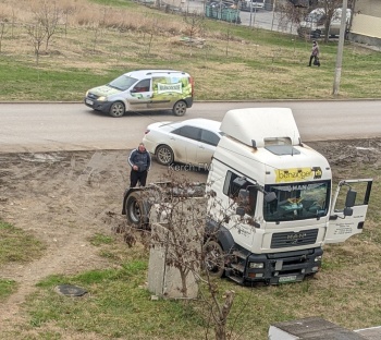 Новости » Общество: Керчане жалуются на парковку водителей на газоне, что приезжают в магазины в жилом доме