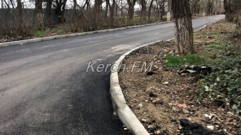 Новости » Общество: На Черноморской в Керчи уложили два слоя асфальта