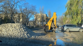 Новости » Общество: Часть дороги засыпали: на Гудованцева завезли щебень