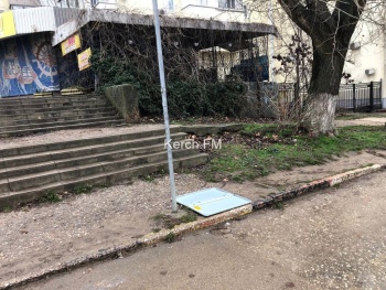 Новости » Общество: На Орджоникидзе ветром снесло дорожный знак