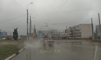 Новости » Общество: Ворошиловское кольцо в Керчи залито водой: асфальт парит