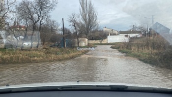 Новости » Общество: На Бувина в Керчи образовалось огромное болото