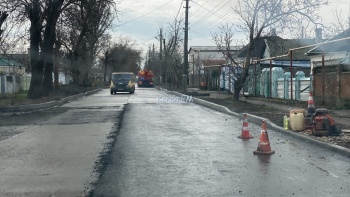 Новости » Общество: На Островского работы по асфальтированию дороги приостановились