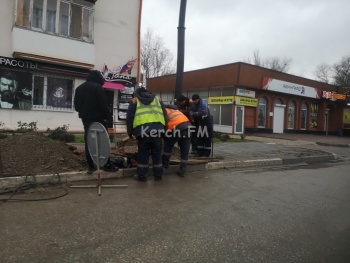 Новости » Общество: На Свердлова в Керчи под дорогой теплокоммунэнерго проводит работы