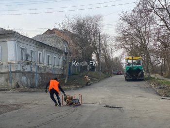 Новости » Общество: На Крупской собираются уложить второй слой асфальта