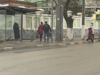 Новости » Общество: В центре Керчи частично провели ямочный ремонт