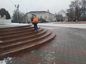 Новости » Общество: Центральные улицы Керчи чистят от наледи