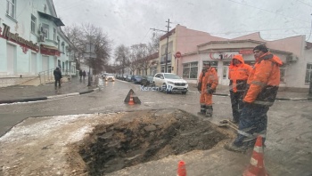 Новости » Общество: Водоканал Керчи на Пролетарской разрыл дорогу